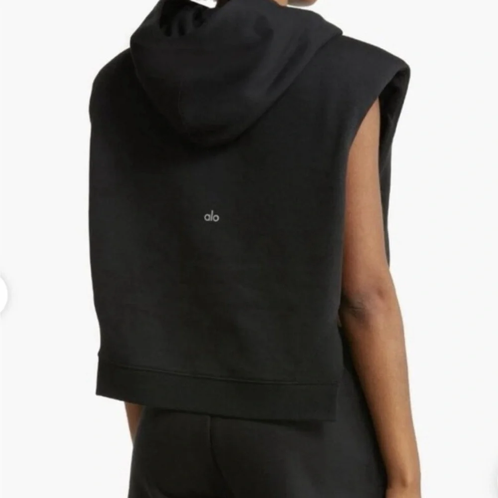 Alo Cropped Headliner Shoulder Pad Sleeveless Hoodie Sweatshirt Vest Size Medium - Picture 12 of 13